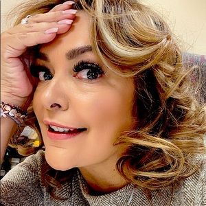 Meet your Posher, Aida